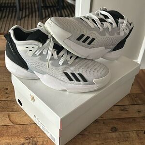 D O N Issue 4         Mens sz 8.5    Women’s sz 9.5 used like new(worn once)